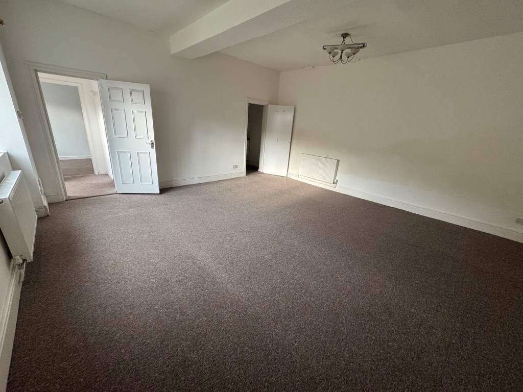 Lot: 103 - FOUR-BEDROOM SEMI-DETACHED HOUSE - Living room